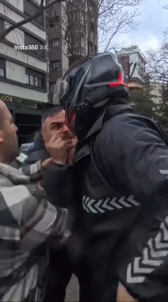 Kadıköy'de Motosiklet Sürücüsü ve Yayalar Arasında Kavga