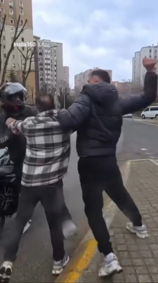 Kadıköy'de Motosiklet Sürücüsü ve Yayalar Arasında Kavga