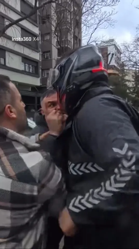 Kadıköy'de Motosiklet Sürücüsü ve Yayalar Arasında Kavga