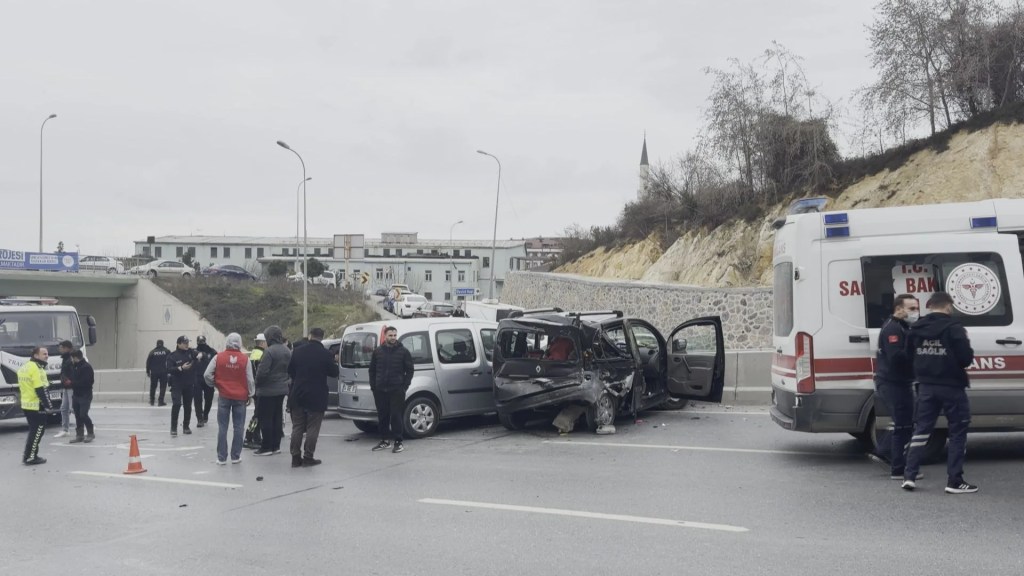 Arnavutköy'de Zincirleme Kaza: 6 Kişi Yaralandı