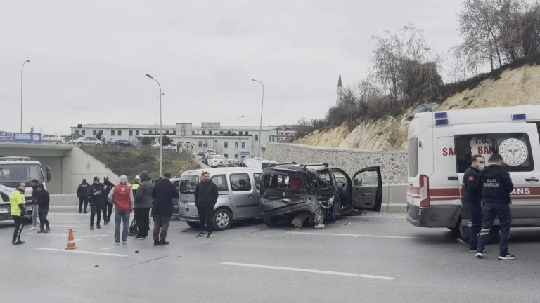Arnavutköy'de Zincirleme Kaza: 6 Kişi Yaralandı