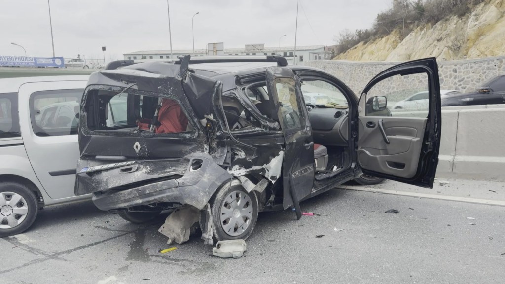 Arnavutköy'de Zincirleme Kaza: 6 Kişi Yaralandı