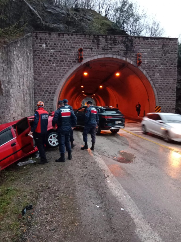 Karabük'te İki Otomobil Çarpıştı: 1 Ölü, 5 Yaralı