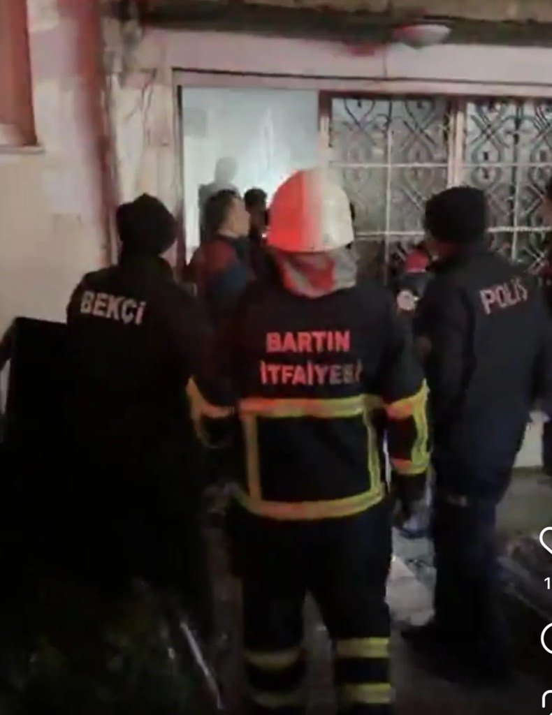 Bartın'da Apartman Yangını: İki Kişi Dumandan Etkilendi