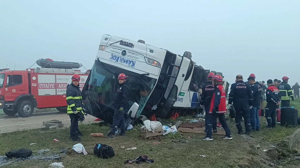 Kozan'da Yolcu Otobüsü Kazası: 2 Ölü, 20 Yaralı