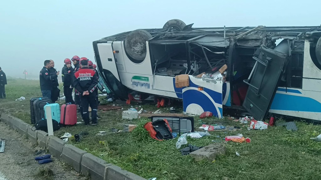 Kozan'da Yolcu Otobüsü Kazası: 2 Ölü, 20 Yaralı