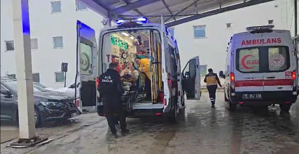 Kozan'da Yolcu Otobüsü Kazası: 2 Ölü, 20 Yaralı