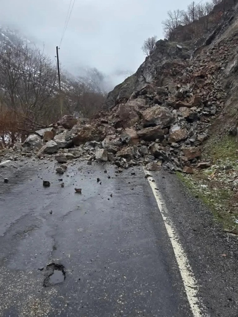 Şırnak Beytüşşebap'ta Kaya Düşmesi Köy Yolunu Kapattı