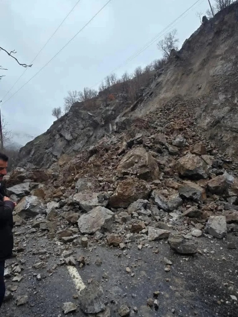 Şırnak Beytüşşebap'ta Kaya Düşmesi Köy Yolunu Kapattı