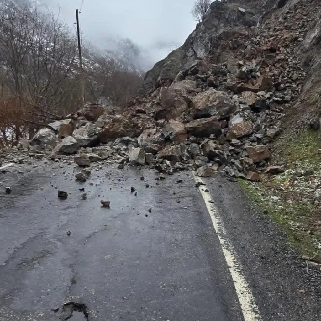 Şırnak Beytüşşebap'ta Kaya Düşmesi Köy Yolunu Kapattı