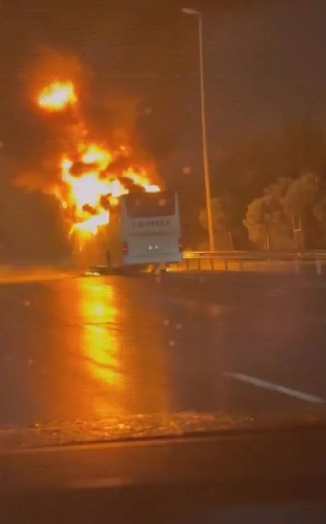 Esenler'de Seyir Halindeki Otobüs Yangını Korkuttu