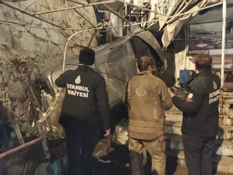 Silivri'de Ticari Araç 5 Metreden Düştü: İki Yaralı