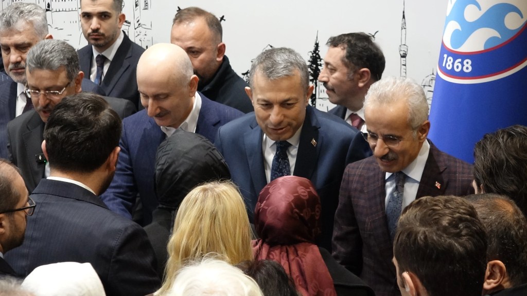 Bakan Uraloğlu: Türkiye Güven Adası Olarak Öne Çıkıyor
