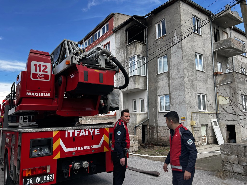 Kayseri'de Yangın: İki Kişi Dumandan Etkilendi
