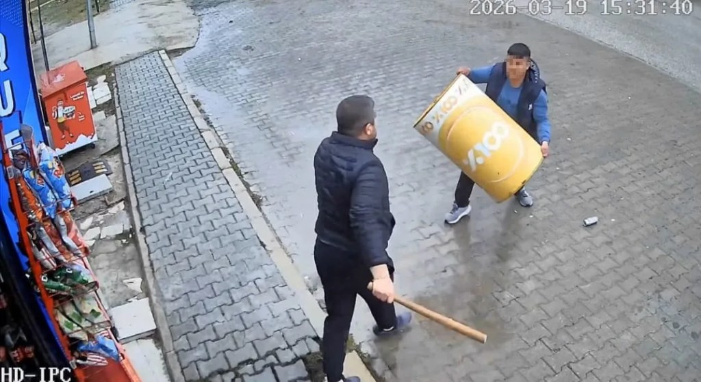 Afyonkarahisar'da Tekel Bayisinde Kavga Kameralara Yansıdı