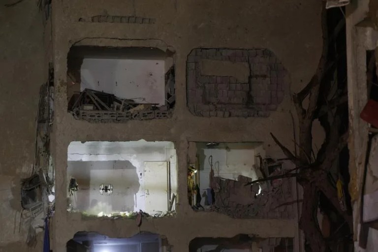 İsrail Dimona ve Arad'a Düşen Füzeleri Araştırıyor