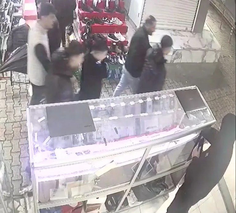Adana'da cep telefonu hırsızlığı güvenlik kamerasında