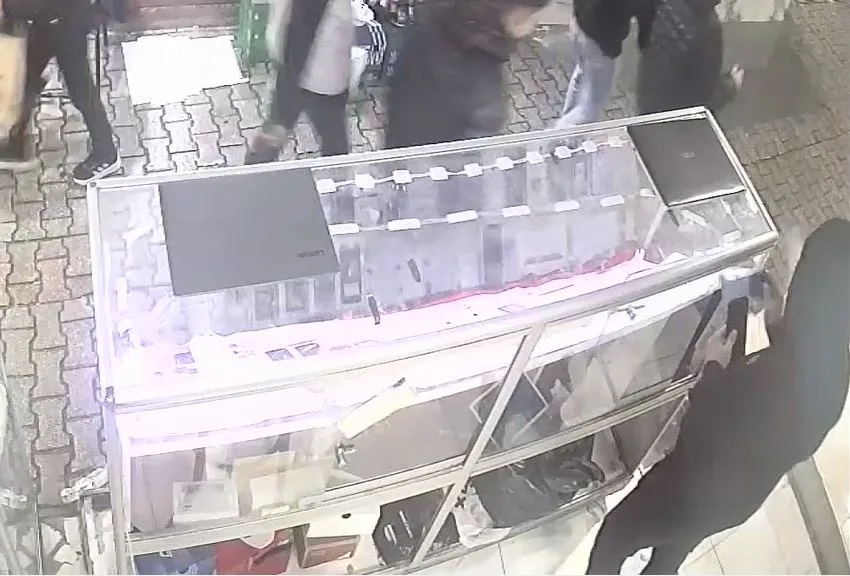 Adana'da cep telefonu hırsızlığı güvenlik kamerasında