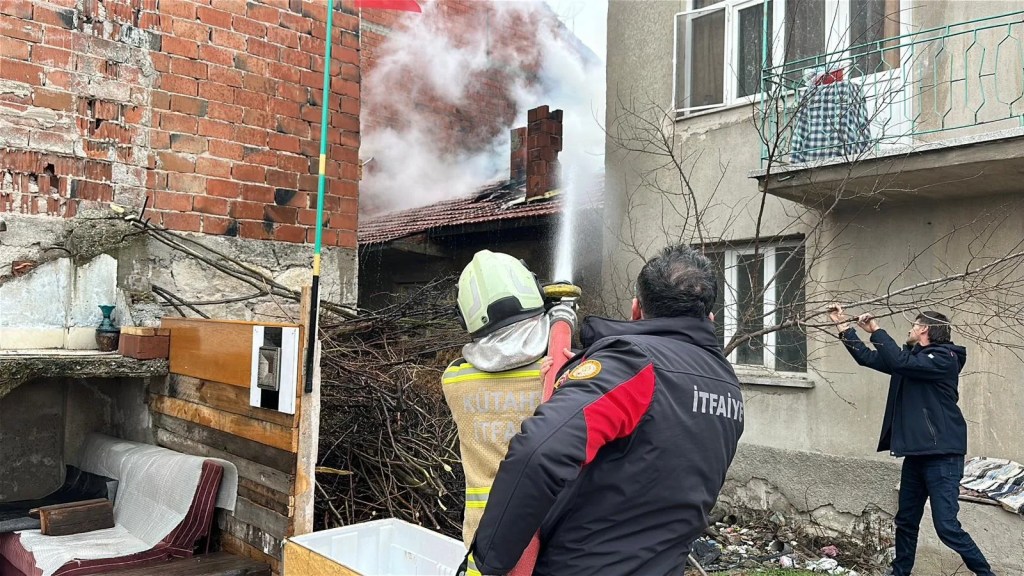 Kütahya'da Tek Katlı Evin Çatısında Yangın