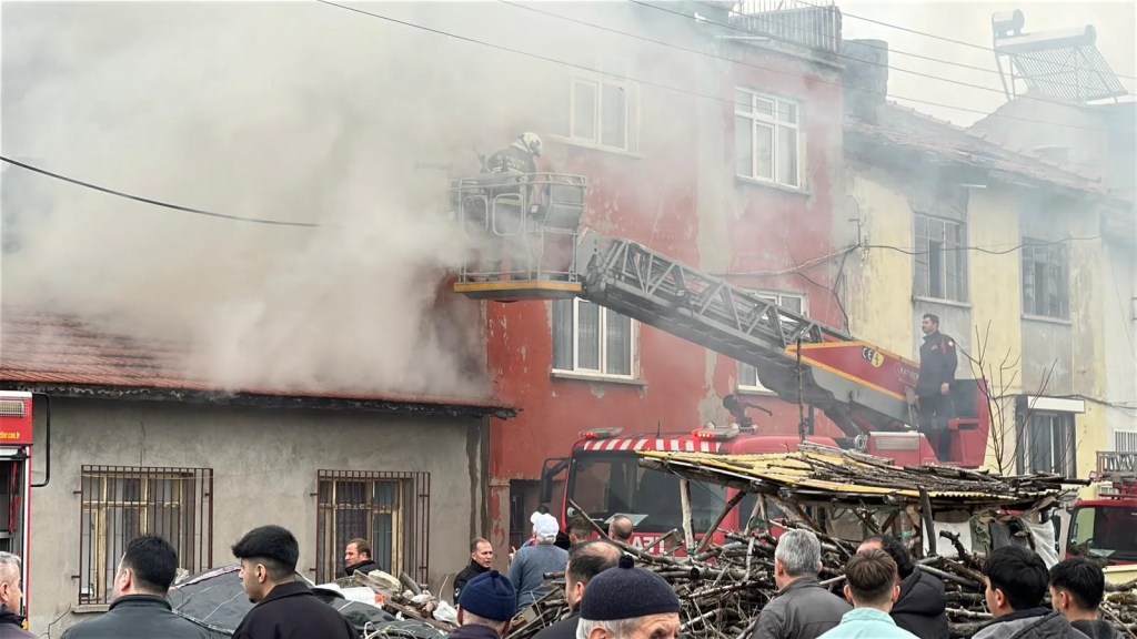 Kütahya'da Tek Katlı Evin Çatısında Yangın