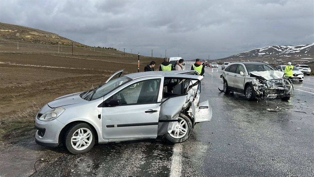 Sivas'ta Zincirleme Kazada 1 Kişi Hayatını Kaybetti