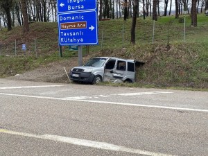 İnegöl'de Kamyonet ve Ticari Araç Çarpıştı: 4 Yaralı