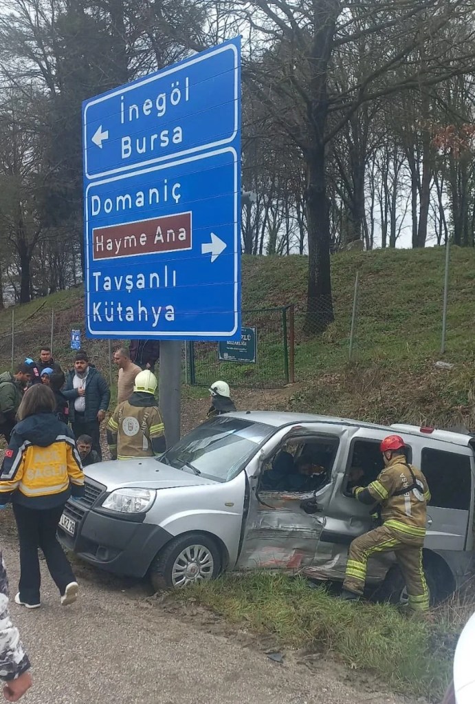 İnegöl'de Kamyonet ve Ticari Araç Çarpıştı: 4 Yaralı