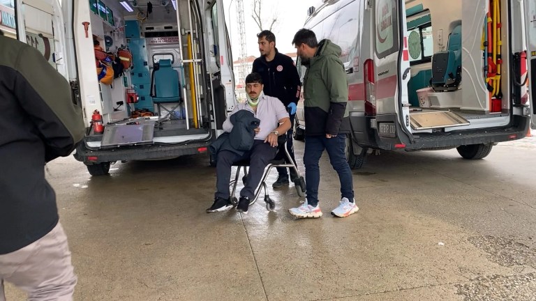 İnegöl'de Kamyonet ve Ticari Araç Çarpıştı: 4 Yaralı