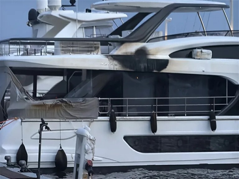 Bodrum'da Yat Yangını Sonrası Temizlik Çalışmaları Başladı