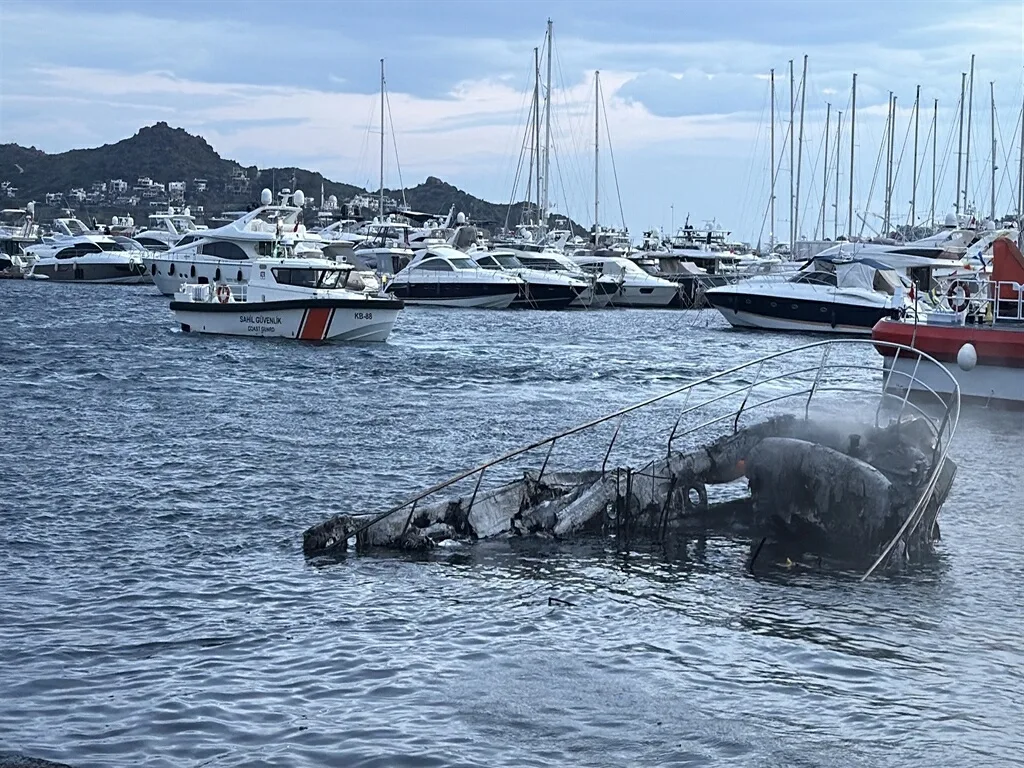 Bodrum'da Yat Yangını Sonrası Temizlik Çalışmaları Başladı