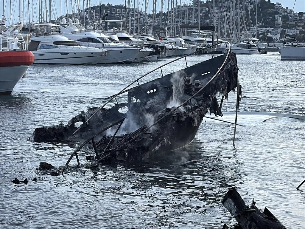 Bodrum'da Yat Yangını Sonrası Temizlik Çalışmaları Başladı