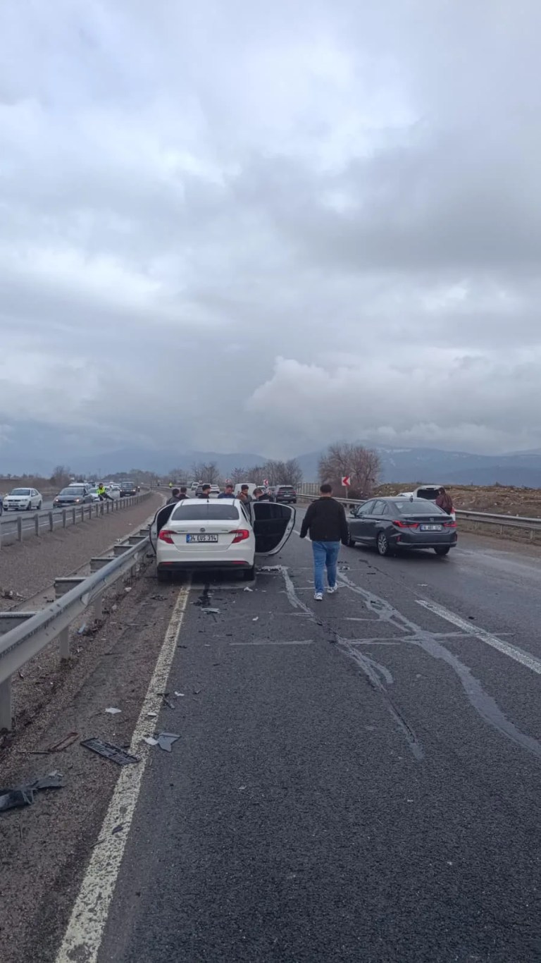 El Freni Unutulan Araç Kazaya Neden Oldu: 1 Ölü, 3 Yaralı