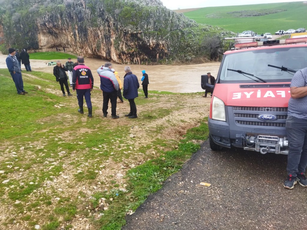 Adıyaman'da Selde Mağaraya Sığınan Çiftçiler Kurtarıldı