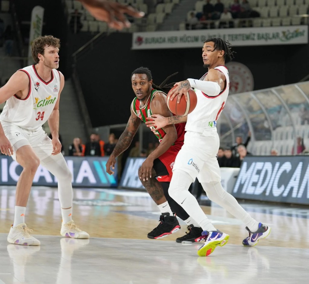 Manisa Basket Karşıyaka'yı 92-78 Yendi