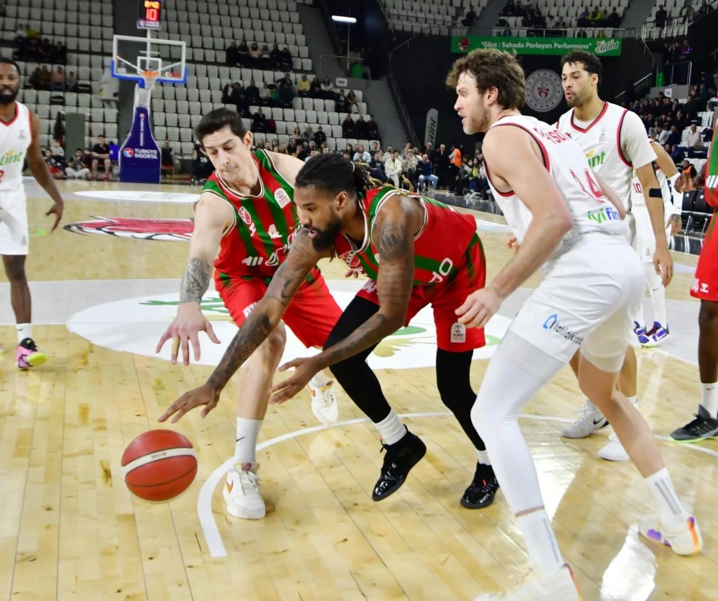 Manisa Basket Karşıyaka'yı 92-78 Yendi