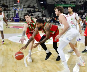 Manisa Basket Karşıyaka'yı 92-78 Yendi