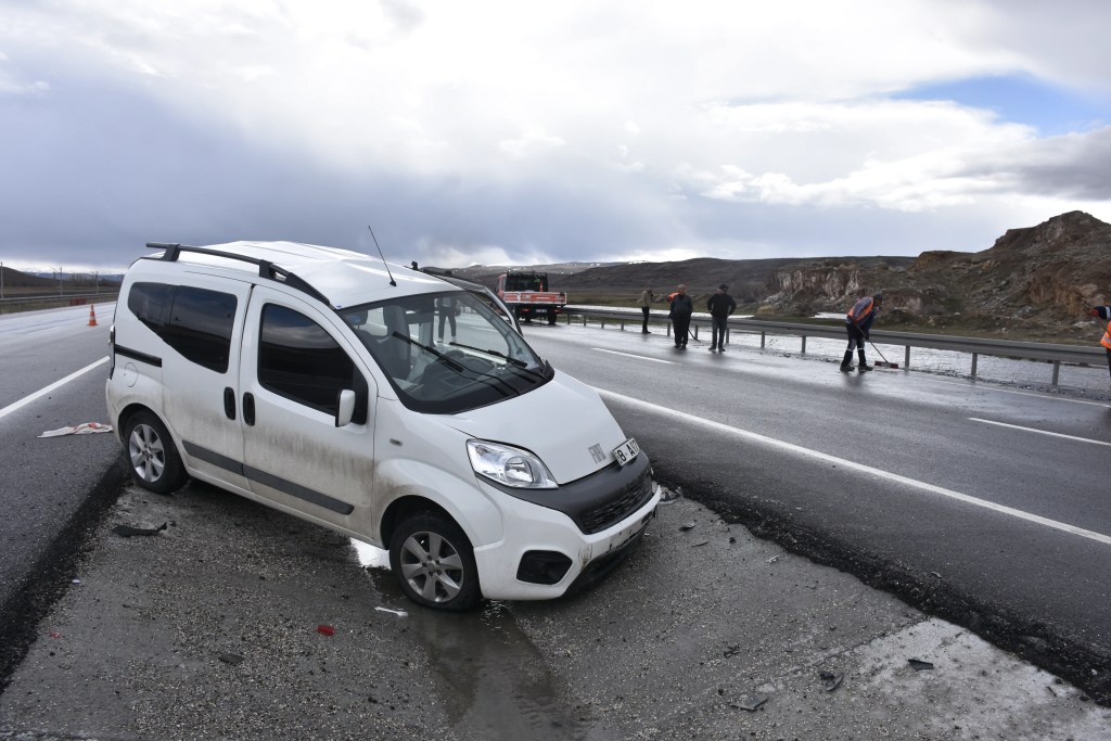 Sivas'ta TIR'a Çarpan Araç Sürücüsü Ağır Yaralandı
