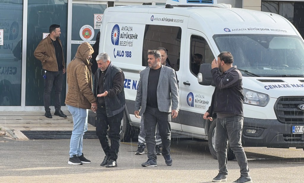 Antalya'daki Yangında Hayatını Kaybeden Aile Suriye'ye Uğurlandı