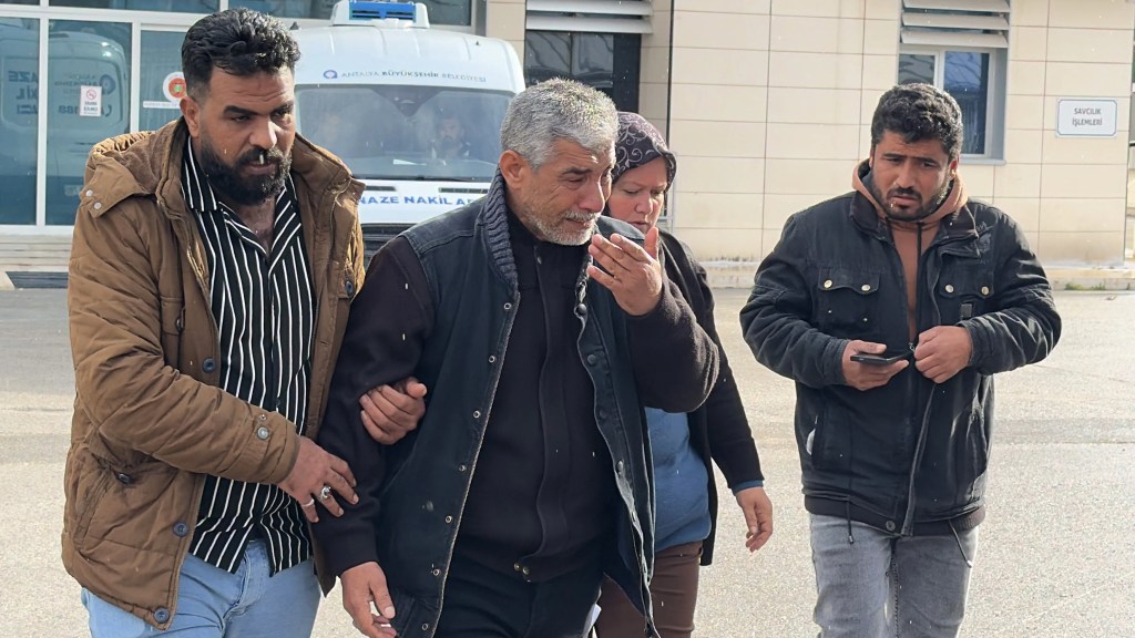 Antalya'daki Yangında Hayatını Kaybeden Aile Suriye'ye Uğurlandı