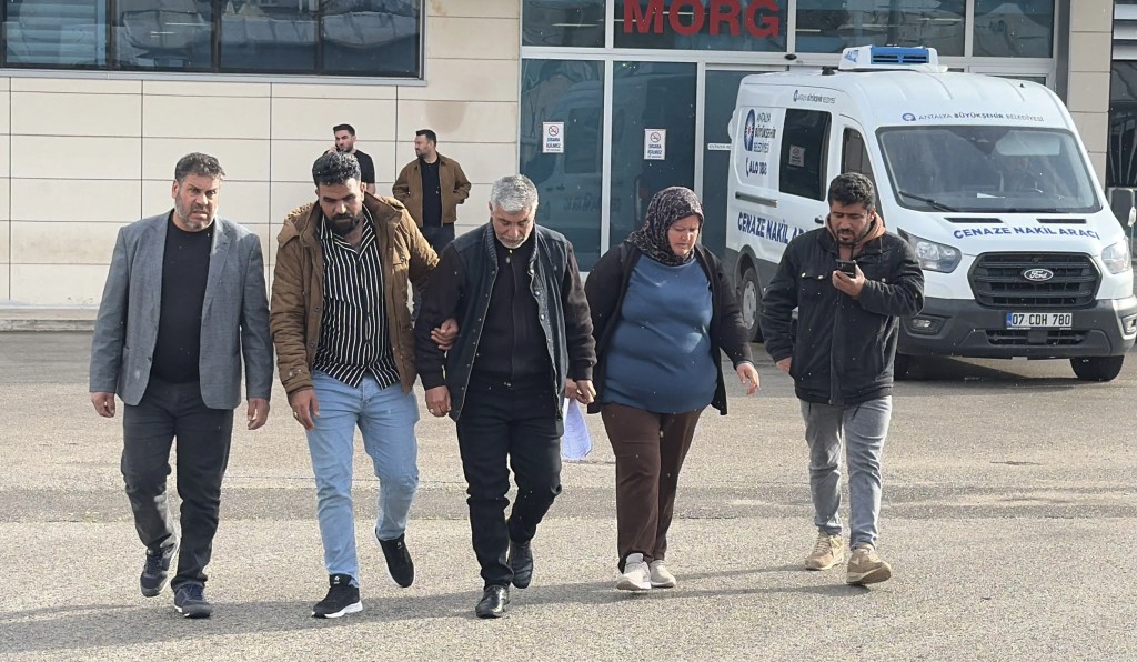 Antalya'daki Yangında Hayatını Kaybeden Aile Suriye'ye Uğurlandı