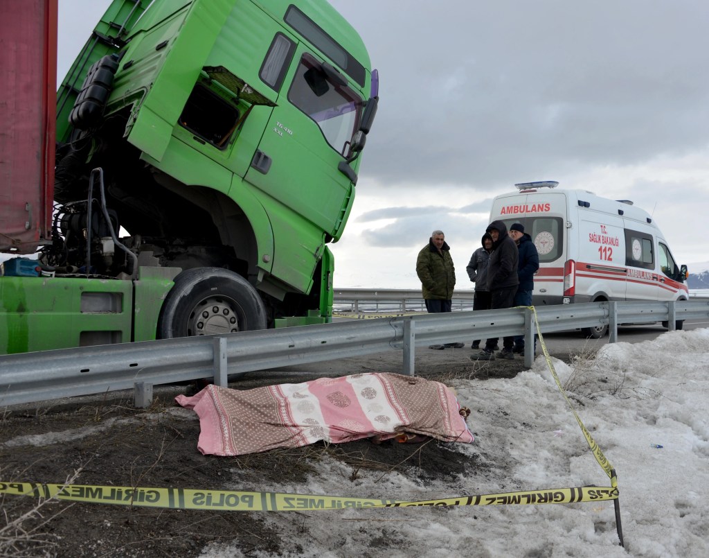 Erzurum'da TIR Tamiri Sırasında Şoför Hayatını Kaybetti