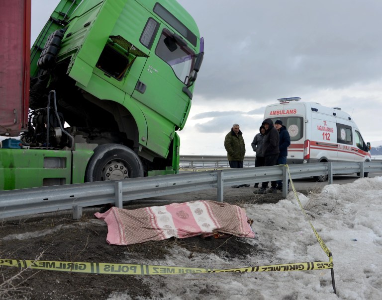 Erzurum'da TIR Tamiri Sırasında Şoför Hayatını Kaybetti