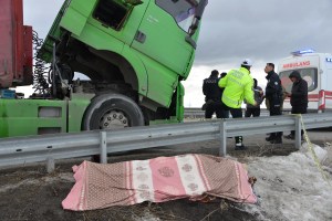 Erzurum'da TIR Tamiri Sırasında Şoför Hayatını Kaybetti