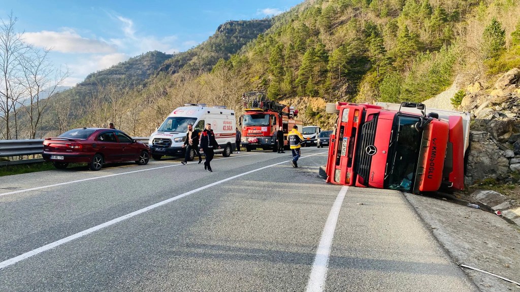 Artvin'de TIR Kazası: Şoför Ağır Yaralı