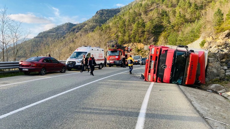 Artvin'de TIR Kazası: Şoför Ağır Yaralı