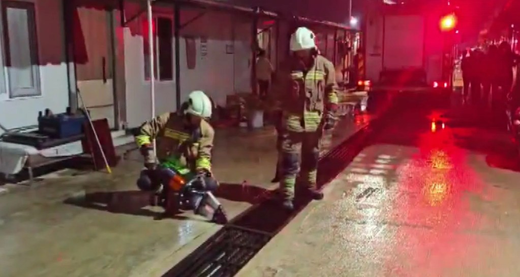 İskenderun'da Mazgalda Mahsur Kalan Kediler Kurtarıldı