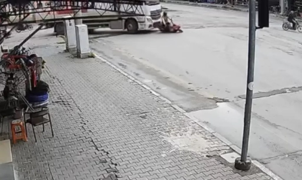 Osmaniye'de Kamyon Motosiklete Çarptı: Sürücü Hayatını Kaybetti