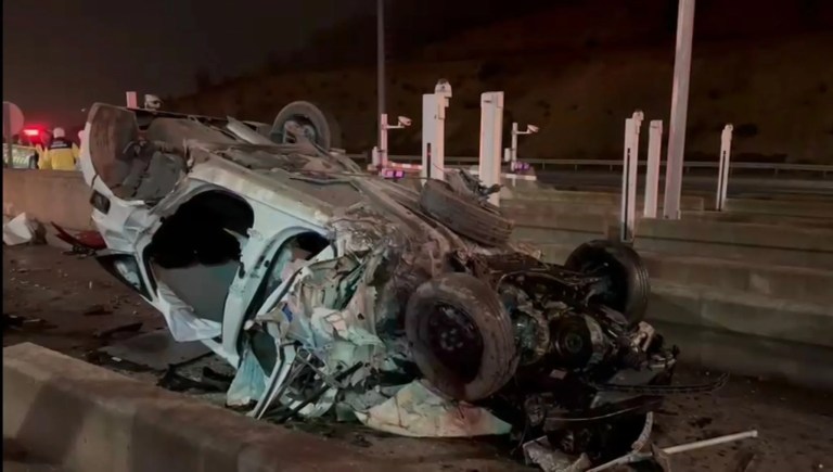 Pendik'te Gişelere Çarpan Otomobilde İki Yaralı