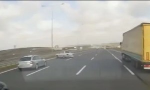 Arnavutköy'de Makas Atan Sürücü Bariyere Çarptı