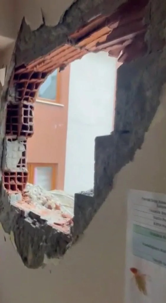 Küçükçekmece'de Yıkım Sırasında Apartman Duvarı Hasar Gördü